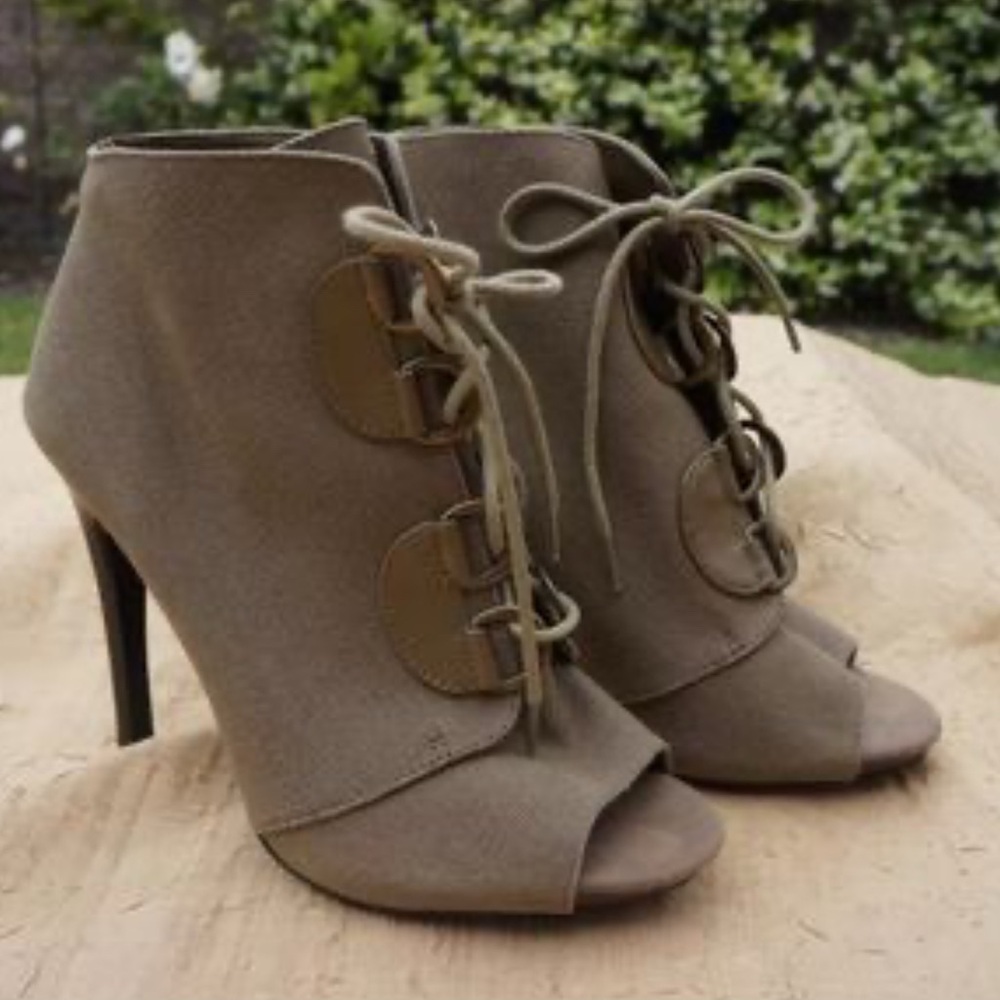 Elle Stylish Olive Green Lace-Up Ankle Boots size 8